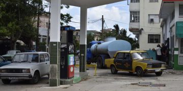 Autos esperan por el suministro de combustible en una gasolinera de La Habana. Foto: Otmaro Rodríguez.