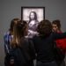 Periodistas se reúnen frente a una imagen de la Mona Lisa de Leonardo Da Vinci durante una visita al Museo del Louvre el domingo 20 de octubre del 2019, en París. Foto: Rafael Yaghobzadeh/AP