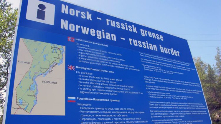 Valla fronteriza entre Rusia y Noruega, que explica la prohibición de cruzar y otras restricciones. Foto: lavanguardia.com