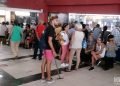 Personas hacen cola en el centro comercial Galerías de Paseo, en La Habana, en el que este 28 de octubre de 2019 comenzó la venta de equipos electrodomésticos en divisas a través de tarjetas magnéticas asociadas a cuentas bancarias. Foto: Eric Caraballoso.
