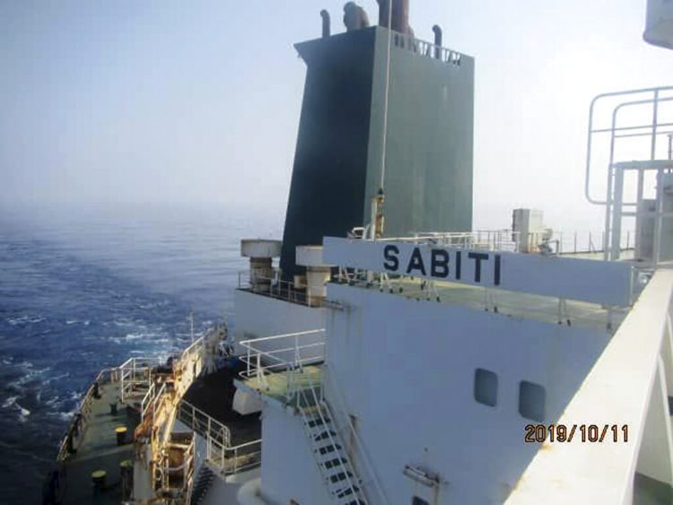 Foto distribuida por la agencia noticiosa oficial del ministerio delPetróleo iraní, SHANA, muestra al buque cisterna iraní Sabiti en el Mar Rojo, viernes 11 de octubre de 2019. El buque fue alcanzado por dos misiles, dijeron funcionarios iraníes. Foto: SHANA vía AP.