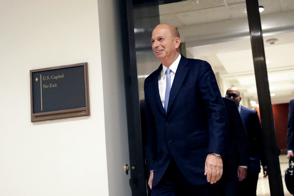 El embajador estadounidense a la Unión Europea, Gordon Sondland, arriba a prestar declaración ante las comisiones de Asuntos Exteriores, Inteligencia y Supervisión en el Capitolio en Washington, jueves 17 de octubre de 2019. Foto: Pablo Martinez/AP