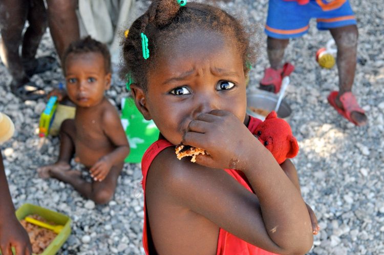 Los ojos de desesperación de una niña haitiana de Cité Soleil, en Puerto Príncipe, dos días después del temblor de enero del 2010. Foto: Rui Ferreira