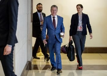 Kurt Volker, ex enviado especial a Ucrania, llega al Capitolio para testificar ante los legisladores como parte de la investigación de juicio político de la Cámara contra el presidente Donald Trump. Foto: Andrew Harnik/AP.