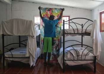 Un grupo de 21 haitianos más un nicaragüense llegaron este viernes a la Riviera Maya, Caribe mexicano, en un programa piloto para bajar la presión por el ingreso de migrantes centroamericanos a México por la frontera con Guatemala. Foto: Juan Manuel Valdivia/EFE.