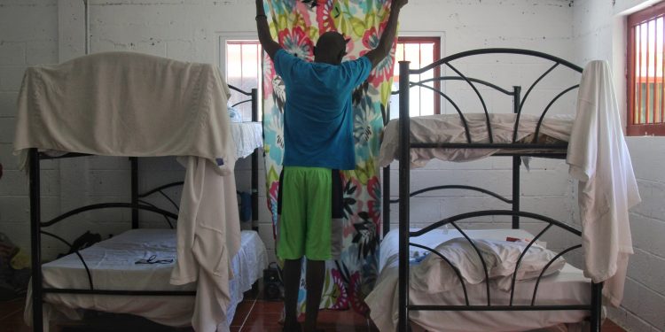 Un grupo de 21 haitianos más un nicaragüense llegaron este viernes a la Riviera Maya, Caribe mexicano, en un programa piloto para bajar la presión por el ingreso de migrantes centroamericanos a México por la frontera con Guatemala. Foto: Juan Manuel Valdivia/EFE.