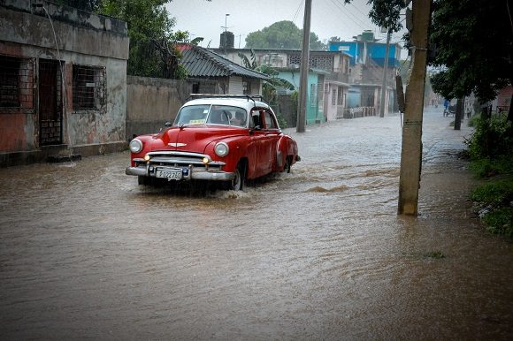 Lluvias localmente intensas, registradas en la tarde del 5 de octubre de 2019, que inundaron algunas zonas de la ciudad de Holguín, en el oriente de Cuba. Foto Juan Pablo Carreras / ACN.