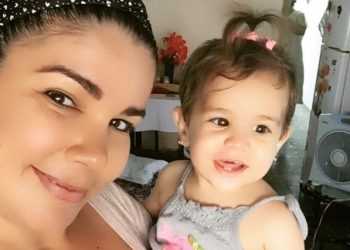 La niña Paloma Domínguez Caballero, fallecida el pasado 9 de octubre por complicaciones tras ser vacunada en una institución médica de La Habana, junto a su madre Yaima Caballero. Foto: Perfil de Instagram de Yaima Caballero.