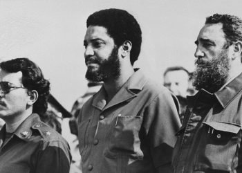 Maurice Bishop, al centro, fue el líder de la revolución granadina, el segundo Primer Ministro de Granada desde 1979 y hasta el 19 de octubre de 1983 cuando fue ejecutado durante un golpe de estado apoyado por Estados Unidos.