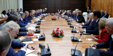 El presidente cubano Miguel Díaz-Canel Bermúdez (c-i), se reúne con el primer ministro de Rusia, Dmitri Medvédev (c-d), junto a sus respectivas delegaciones, en La Habana, el 3 de octubre de 2019. Foto: Ernesto Mastrascusa/ POOL/EFE.