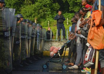 Migrantes se enfrentan a miembros de la Guardia Naciona cerca del municipio Tuzantán, en el estado de Chiapas, México, el sábado 12 de octubre de 2019. (AP Foto/Isabel Mateos)