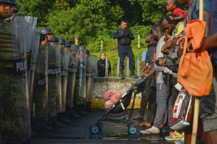 Migrantes se enfrentan a miembros de la Guardia Naciona cerca del municipio Tuzantán, en el estado de Chiapas, México, el sábado 12 de octubre de 2019. (AP Foto/Isabel Mateos)