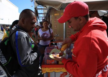 Migrantes cubanos venden sus elotes cubanos en la fronteriza Ciudad Juárez, México. Foto: Luis Torres / EFE.