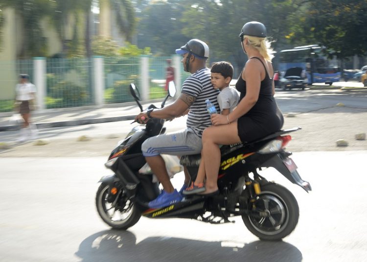 Ciclomotores eléctricos, por las calles de La Habana. Fotos: Abel Rojas Barallobre / Juventud Rebelde.