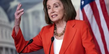 La presidenta de la Cámara de Representantes, Nancy Pelosi, habla con reporteros antes de una votación para formalizar la investigación de juicio político contra el presidente Trump, el 31 de octubre del 2019, en Washington. Foto: J. Scott Applewhite/AP.