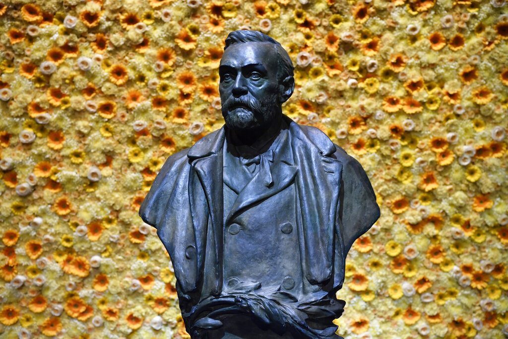 Busto del fundador de los Premios Nobel, Alfred Nobel, durante la ceremonia de la entrega de los galardones en Estocolmo en 2018. Foto: Henrik Montgomery/Pool Photo vía AP/Archivo.