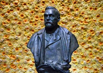 Busto del fundador de los Premios Nobel, Alfred Nobel, durante la ceremonia de la entrega de los galardones en Estocolmo en 2018. Foto: Henrik Montgomery/Pool Photo vía AP/Archivo.