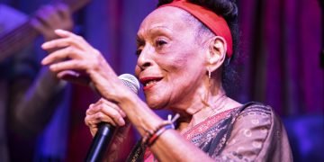 La legendaria cantante cubana Omara Portuondo. Foto: blurredculture.com / Archivo.