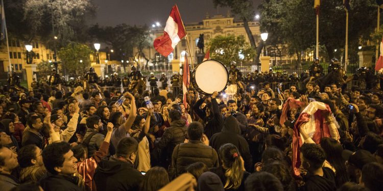Manifestantes reunidos para protestar contra el Congreso de Perú, tras la disolución de este por el presidente Martin Vizcarra. Foto: Rodrigo Abd / AP.