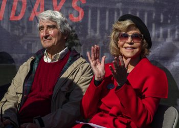 Los actores Sam Waterston y Jane Fonda asisten a una manifestación en el Capitolio en Washington el viernes 18 de octubre de 2019.  Foto: Manuel Balce Ceneta/AP.