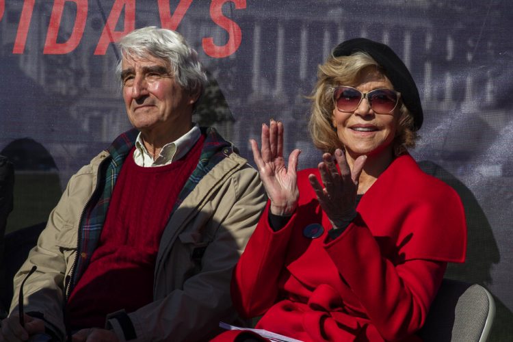 Los actores Sam Waterston y Jane Fonda asisten a una manifestación en el Capitolio en Washington el viernes 18 de octubre de 2019.  Foto: Manuel Balce Ceneta/AP.