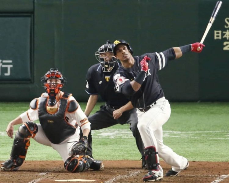 Gracial fue el héroe de los Halcones en su tercer título consecutivo en el béisbol japonés. Foto: KYODO/The Japan Times.