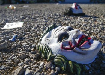Máscaras yacen en el suelo en la escena de un tiroteo mortal en Greenville, Texas, el domingo 27 de octubre de 2019. Foto: Ryan Michalesko/The Dallas Morning News vía AP.