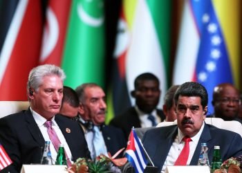 El presidente cubano Miguel Díaz-Canel (i) durante la 18 Cumbre del Movimiento de Países No Alineados, en Bakú, Azerbaiyán, el 25 de octubre de 2019. A su lado el presidente de Venezuela Nicolás Maduro. Foto: EFE/EPA/AZERTAC.