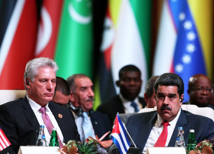 El presidente cubano Miguel Díaz-Canel (i) durante la 18 Cumbre del Movimiento de Países No Alineados, en Bakú, Azerbaiyán, el 25 de octubre de 2019. A su lado el presidente de Venezuela Nicolás Maduro. Foto: EFE/EPA/AZERTAC.