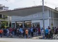 Personas hacen cola en la tienda de 23 y C, en La Habana, en el que este 28 de octubre de 2019 comenzó la venta de componentes automotrices en divisas a través de tarjetas magnéticas asociadas a cuentas bancarias. Foto: Otmaro Rodríguez.