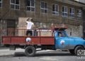 Un hombre acomoda en un camión varios equipos en sus cajas, comprados en la tienda de equipos electrodomésticos del edificio Focsa, en La Habana, que este 28 de octubre de 2019 comenzó la venta en divisas a través de tarjetas magnéticas asociadas a cuentas bancarias. Foto: Otmaro Rodríguez.