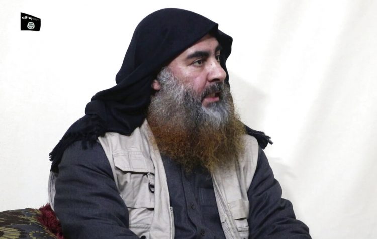Abu Bakr al-Baghdadi, el líder del Estado Islámico. Foto colocada en internet el 29 de abril de 2019. (Al-Furqan media vía AP, File)