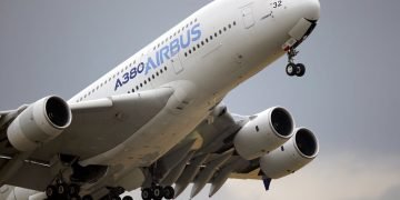 Un Airbus A380 despega durante un vuelo de exhibición por el Paris Air Show, al norte de París, el 18 de junio de 2015. Foto: Francois Mori / AP / Archivo.