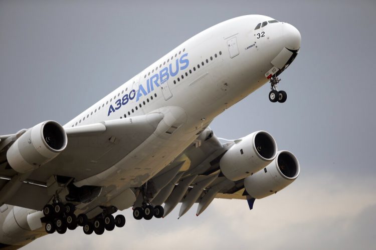 Un Airbus A380 despega durante un vuelo de exhibición por el Paris Air Show, al norte de París, el 18 de junio de 2015. Foto: Francois Mori / AP / Archivo.