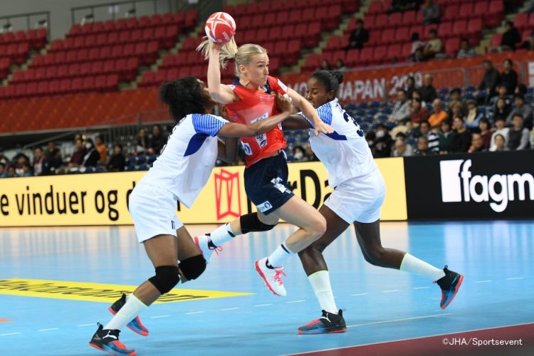 Noruega atacó con todo a Cuba en el inicio del Mundial de balonmano femenino en Japón. Foto: IHF.