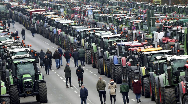 Agricultores estacionan sus tractores en un tramo entre la Universidad y la Puerta de Brandenburgo, Berlín, martes 26 de nopviembre de 2019. (AP Foto/Michael Sohn)