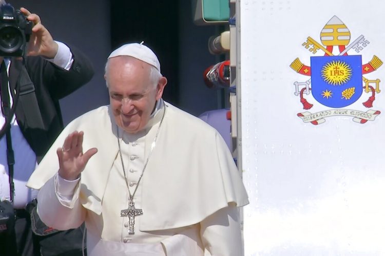 Imagen de archivo, tomada de un video, del papa Francisco saludando a fieles católicos. Foto: Host Broadcast vía AP / Archivo.
