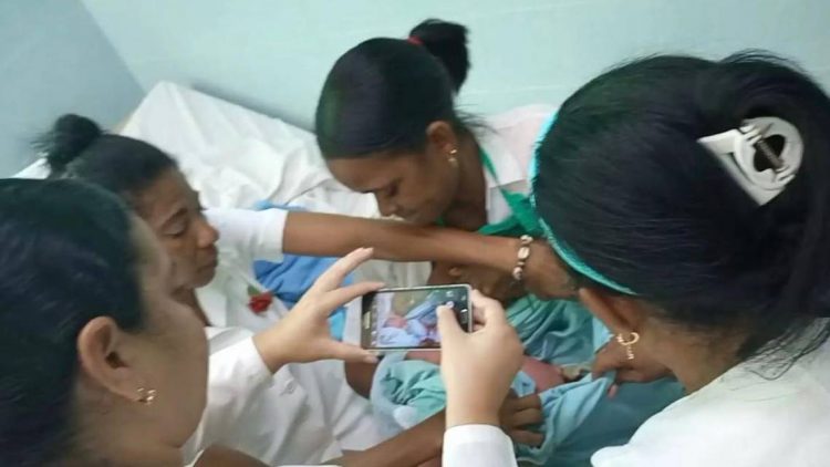 La estomatóloga Yudelsi Céspedes amamanta a una bebé abandonada en Alamar, La Habana, junto a enfermeras del policlínico "13 de Marzo". Foto: Captura de pantalla de un video publicado en Facebook.