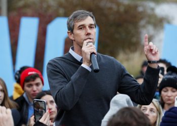 El precandidato demócrata a la presidencia Beto O’Rourke habla con sus partidarios el viernes 1 de noviembre de 2019 en Des Moines, Iowa. Foto: Charlie Neibergall/AP.