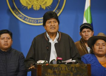 El presidente boliviano Evo Morales habla desde el hangar presidencial en El Alto, Bolivia, el domingo 10 de noviembre de 2019, horas antes de renunciar a la presidencia para facilitar la pacificación del país. Foto: Enzo De Luca/Agencia Boliviana de Información vía AP.