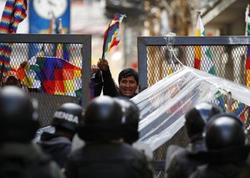 La policía impide a partidarios del expresidente Evo Morales acceder a la zona del Congreso en La Paz, Bolivia, el martes 12 de noviembre de 2019. Foto: Natacha Pisarenko / AP.