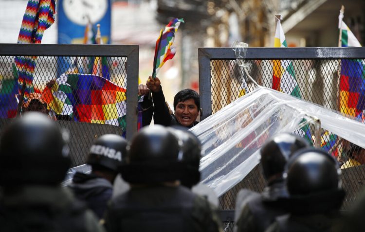 La policía impide a partidarios del expresidente Evo Morales acceder a la zona del Congreso en La Paz, Bolivia, el martes 12 de noviembre de 2019. Foto: Natacha Pisarenko / AP.