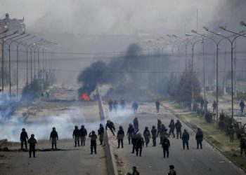 Las fuerzas de seguridad vigilan el camino que conduce a una planta de gas en El Alto, en las afueras de La Paz, Bolivia, mientras los partidarios del expresidente Evo Morales establecieron barricadas el martes 19 de noviembre de 2019. (AP Foto / Natacha Pisarenko)