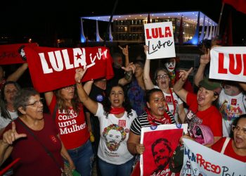 Varias mujeres simpatizantes del exmandatario Luiz Inácio Lula da Silva, festejan el jueves 7 de noviembre de 2019 un fallo del Tribunal Supremo, afuera de la sede judicial, en Brasilia, que podría derivar en la excarcelación del expresidente. (AP Foto/Eraldo Peres)