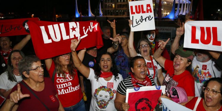 Varias mujeres simpatizantes del exmandatario Luiz Inácio Lula da Silva, festejan el jueves 7 de noviembre de 2019 un fallo del Tribunal Supremo, afuera de la sede judicial, en Brasilia, que podría derivar en la excarcelación del expresidente. (AP Foto/Eraldo Peres)