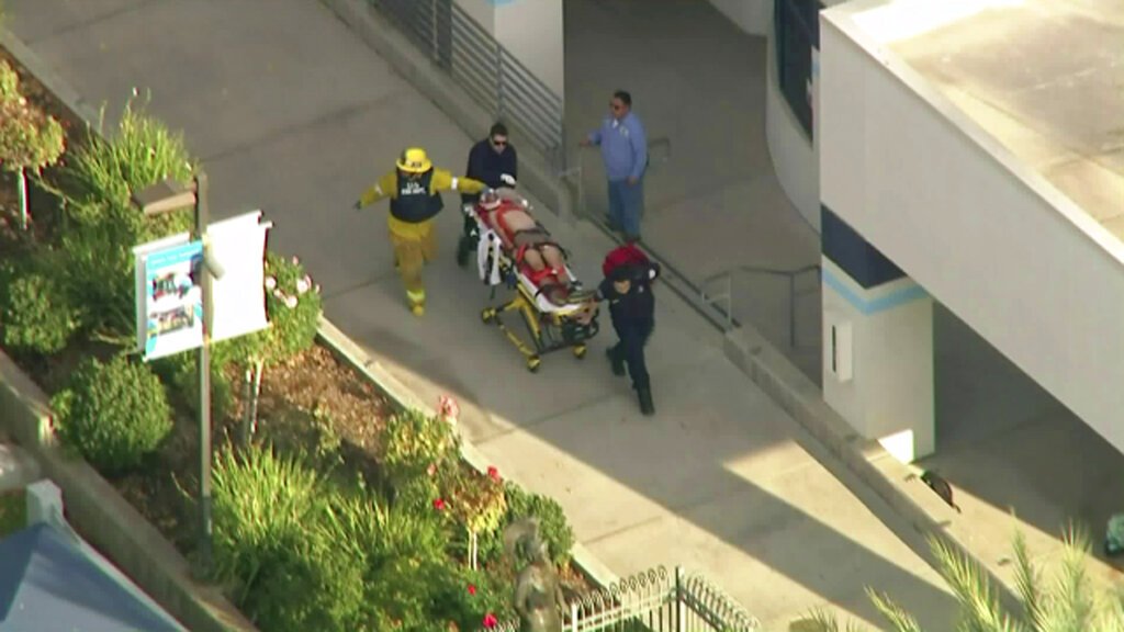 En imagen tomada del video proporcionado por KTLA-TV, paramédicos trasladan en una camilla a una persona herida durante un tiroteo en la Escuela Secundaria Saugus de Santa Clarita, California, el jueves 14 de noviembre de 2019. Foto:KTLA-TV vía AP