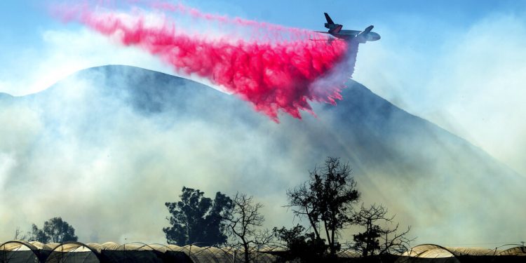 Un avión cisterna deja caer retardante sobre un incendio en California, el viernes 1 de noviembre de 2019. Foto: Noah Berger/AP.