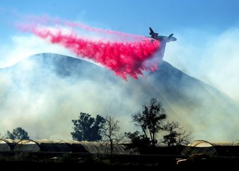 Un avión cisterna deja caer retardante sobre el incendio María cerca de Santa Paula, California, el viernes 1 de noviembre de 2019. Foto: Noah Berger/ AP.