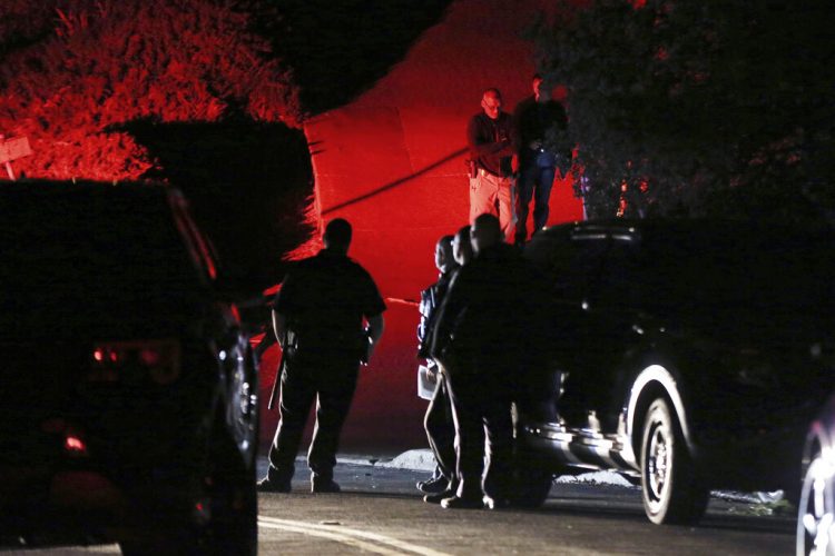 Agentes de la policía del condado Contra Costa investigan un tiroteo registrado en una casa en Orinda, California, el jueves 31 de octubre de 2019. (Ray Chavez/East Bay Times vía AP)