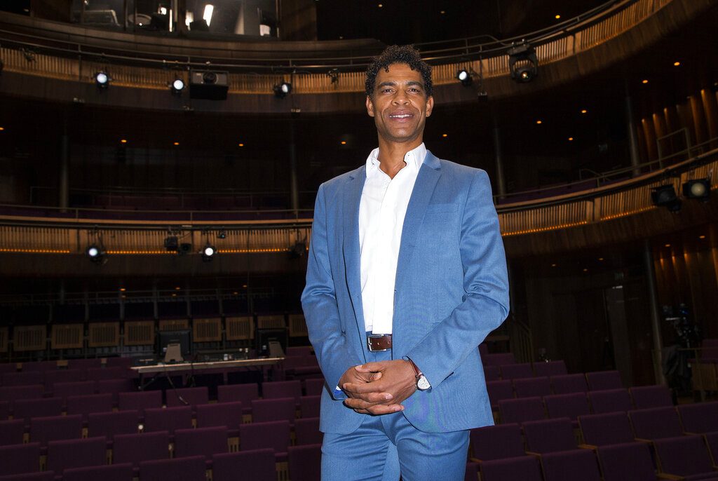 El bailarín y coreógrafo cubano Carlos Acosta posa al llegar al estreno del filme “Yuli: Al ritmo del corazón”, que narra su vida, en la Ópera Real en Londres. Foto: Ryan/Invision/AP/Archivo.